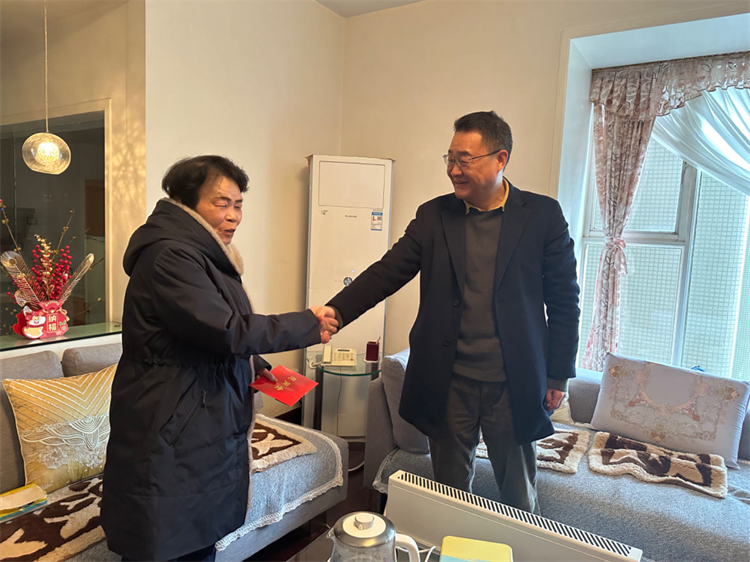 二八圈节前看望慰问退休老同志