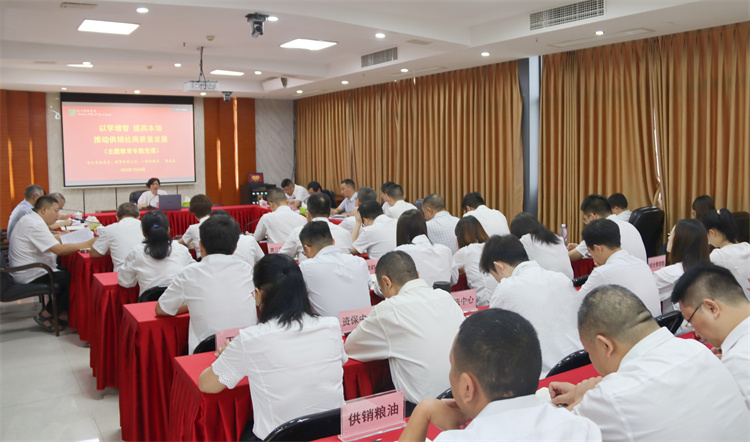 杨武秀到二八圈讲主题教育专题党课