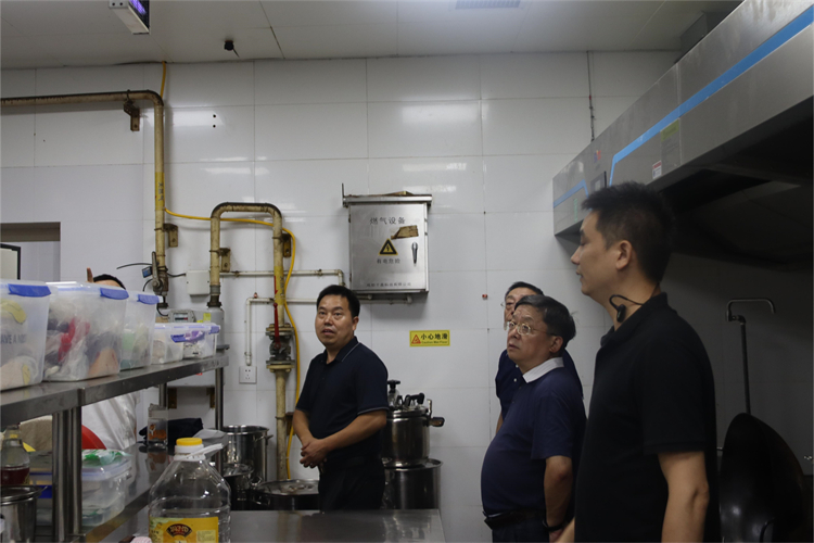 省供销社党组成员、理事会副主任向伟益带队检查指导28圈安全生产工作