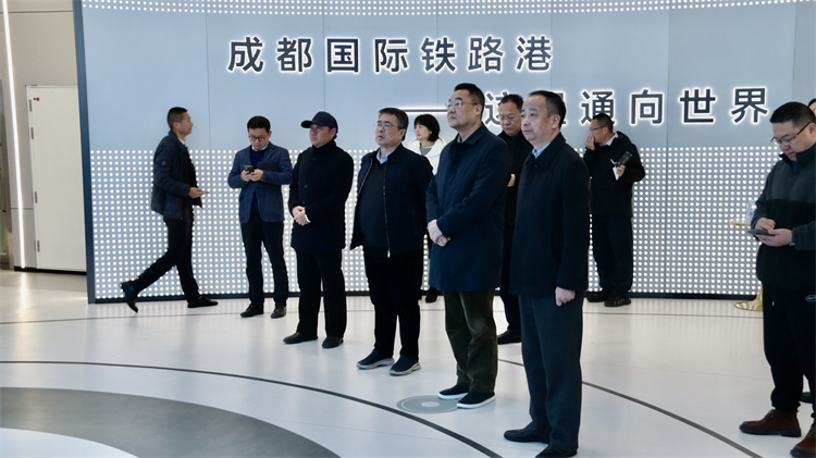 二八圈赴青白江区“成都国际铁路港” 考察调研