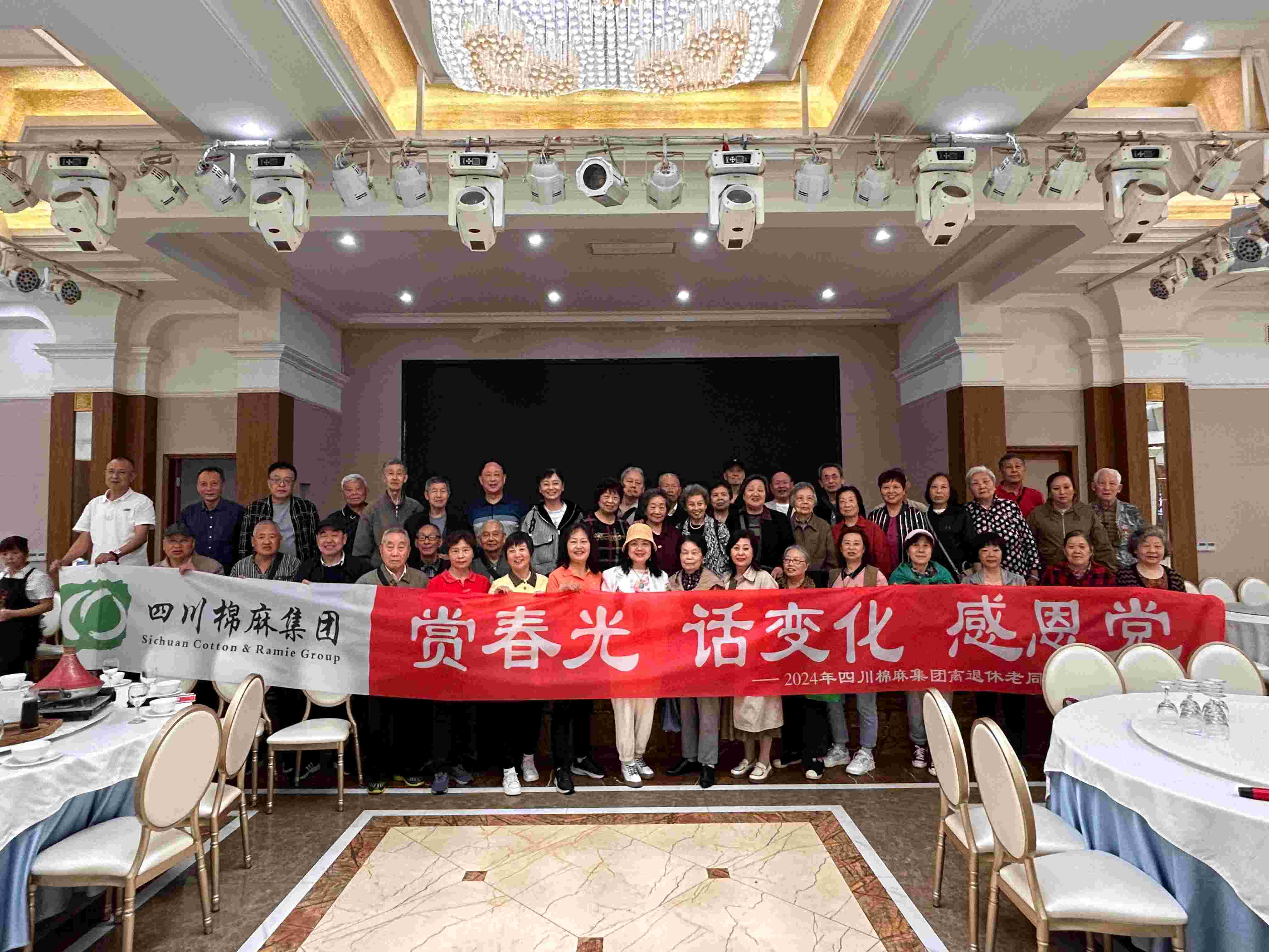 二八圈组织老同志开展“赏春光、话变化、感党恩”户外踏青活动